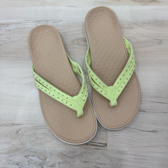 Vionic Tasha Toe Orthopedic Supportive Sandals Studded Pale Lime Sz 11 - Picture 1 of 4